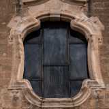 A dominarla � il grande finestrone centrale dal profilo mistilineo decorato da una vetrata istoriata...